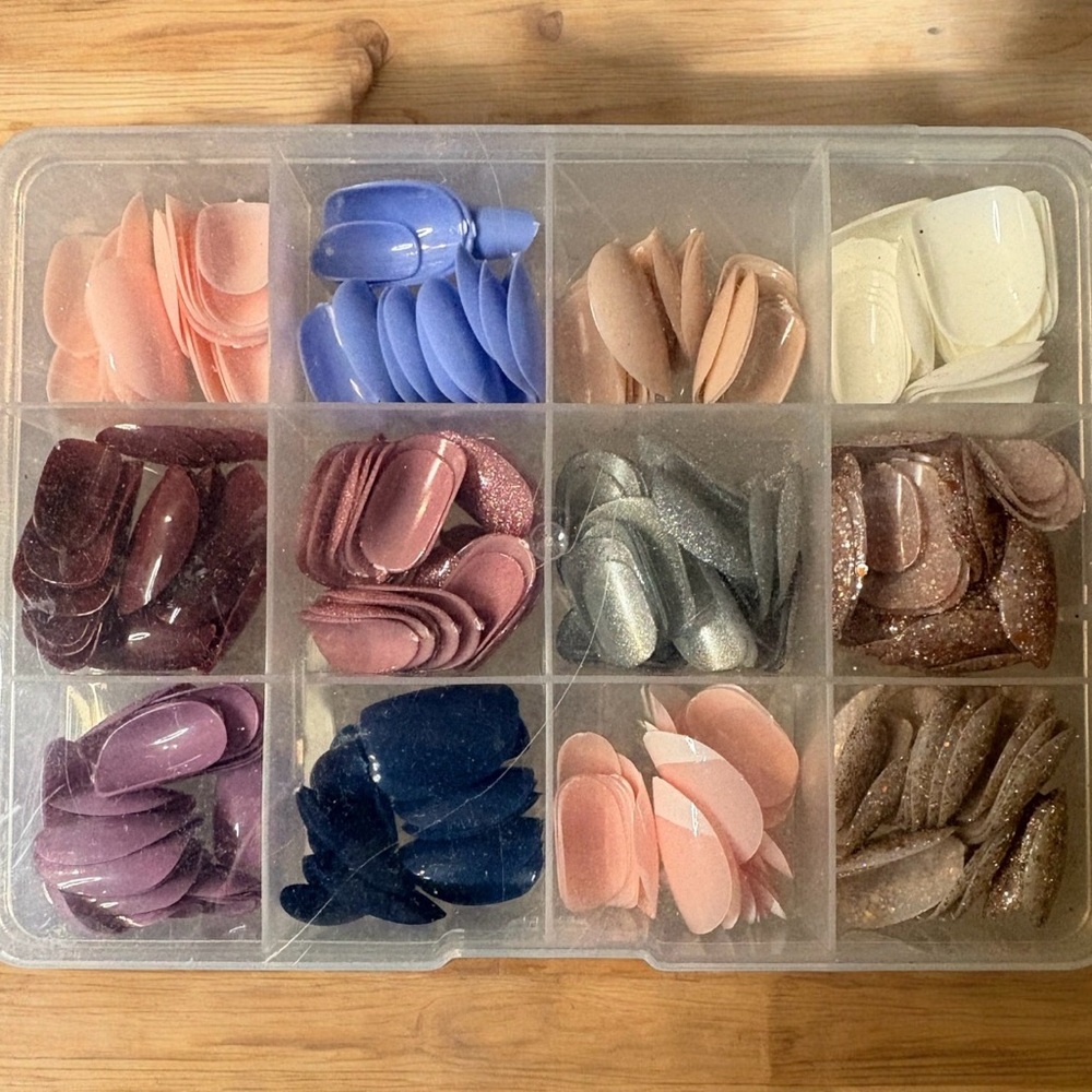 Multi-Color Glue On Nails with Storage Box